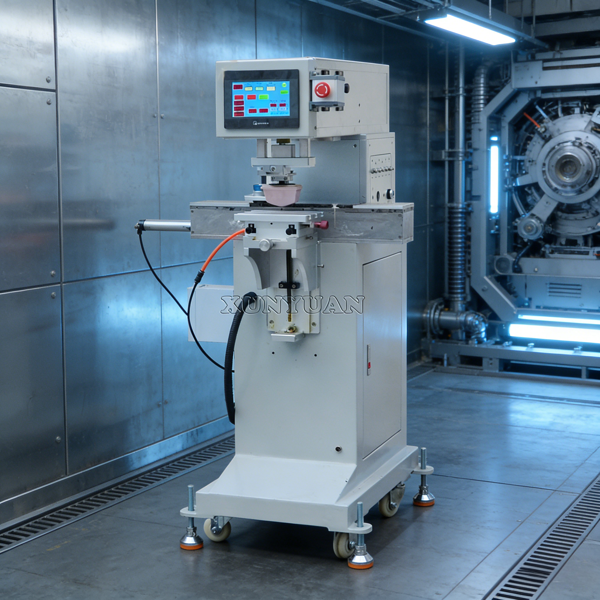 精密移印机侧面图，黑色机身，精密印刷头，工业自动化设备